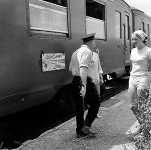 854124 Afbeelding van treinreizigers op het perron van een station aan de Franse Rivièra na aankomst met de Zonexpres ...